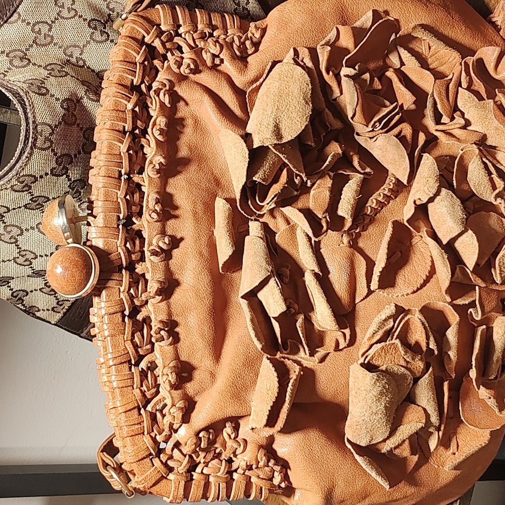 Valentino Garavani | Leather | Floral Desisgn | GUC - Picture 8 of 8
